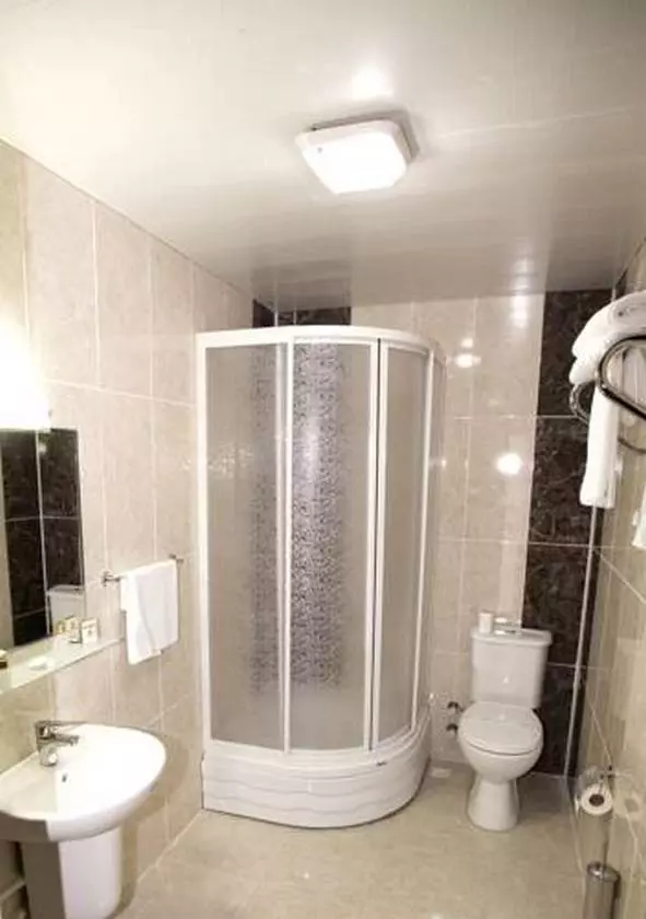 RESMINA VAN HOTEL BATHROOM (Copy).jpg
